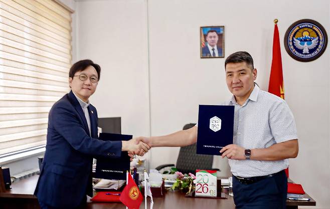 가톨릭관동대학교의료원장 겸 병원장 고동현 신부(왼쪽)과 부쿠예프 누르벡 원장.