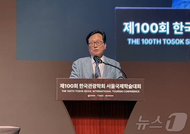 황교익 한국문화관광연구원 원장이 1일 오후 서울 중구 웨스틴조선서울에서 열린 제100회 한국관광학회 서울 국제학술대회의 한국문화관광연구원 특별세션에서 환영사를 하고 있다. ⓒ 뉴스1 윤슬빈 관광전문기자