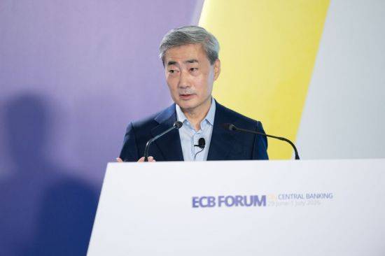 신현송 한국은행 총재가 1일 포르투갈 신트라에서 열린 '유럽중앙은행(ECB) 중앙은행 포럼' 세션에서 발표하고 있다. 유럽중앙은행(ECB) 제공. 촬영 세르지오 가르시아
