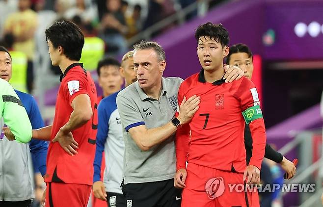 손흥민 위로하는 벤투 감독_(알라이얀=연합뉴스) 김도훈 기자 = 28일 오후(현지시간) 카타르 알라이얀의 에듀케이션 시티 스타디움에서 열린 2022 카타르 월드컵 조별리그 H조 2차전 대한민국과 가나의 경기. 2-3으로 경기가 종료되자 벤투 감독이 손흥민을 위로하고 있다. 2022.11.29 superdoo82@yna.co.kr