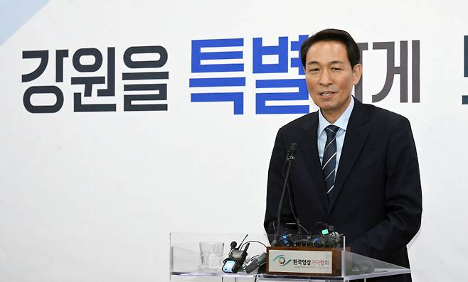 ▲ 우상호 강원도지사가 30일 강원도청 브리핑룸에서 AI데이터센터 관련 기자간담회를 열고 ‘강릉 유치 무산 우려’에 대해 반박하며 “강원도가 제일 신속하게 공사가 시작될 것”이라고 자신했다. 김정호 기자
