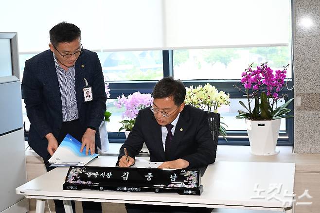 1일 취임 후 첫번째 결제를 하고 있는 김중남 강릉시장. 전영래 기자