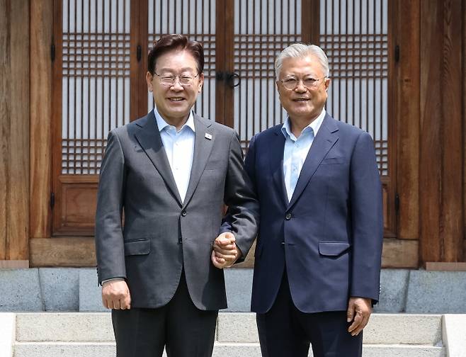 이재명 대통령과 문재인 전 대통령 - 이재명 대통령과 문재인 전 대통령이 1일 청와대 상춘재에서 오찬에 앞서 기념 촬영을 하고 있다. 연합뉴스