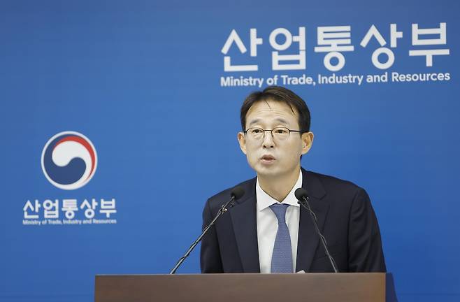강감찬 산업통상부 무역투자실장이 1일 오전 정부세종청사에서 6월 수출입동향 브리핑을 하고 있다. 뉴스1