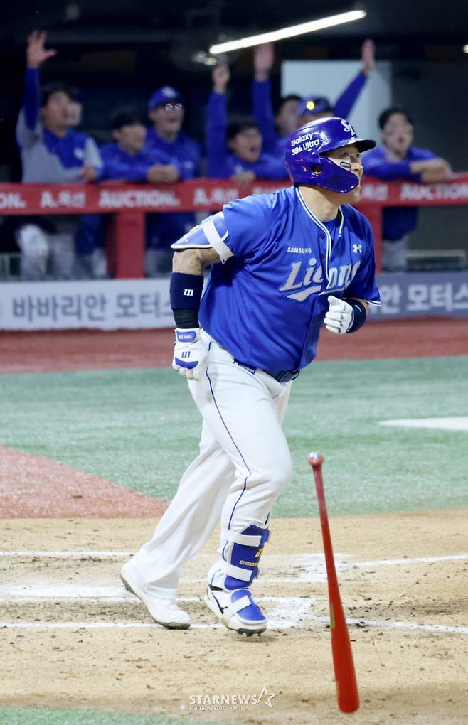 삼성 4번타자 최형우가 28일 인천SSG랜더스필드에서 열리는 2026KBO리그 SSG랜더스와 삼성라이온즈 경기 7회초 1사 1,2루에서 우월3점홈런을 터트리고 있다. 2026.05.28. /사진=강영조 cameratalks@