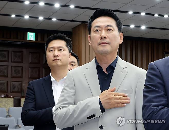 국기에 경례하는 장동혁 대표-우재준 최고위원 (서울=연합뉴스) 배재만 기자 = 국민의힘 장동혁 대표와 우재준 청년 최고위원이 30일 국회에서 열린 부정ㆍ무능 선관위 해체 수준의 쇄신 및 재선거 촉구를 위한 6ㆍ3 참정권 박탈 사태 청년ㆍ대학생 시국 대토론회에서 국기에 경례하고 있다. 2026.6.30 scoop@yna.co.kr
