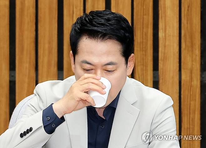 목축이는 장동혁 대표 (서울=연합뉴스) 배재만 기자 = 국민의힘 장동혁 대표가 30일 국회에서 열린 부정ㆍ무능 선관위 해체 수준의 쇄신 및 재선거 촉구를 위한 6ㆍ3 참정권 박탈 사태 청년ㆍ대학생 시국 대토론회에서 발언을 마친 뒤 물을 마시며 목을 축이고 있다. 2026.6.30 scoop@yna.co.kr