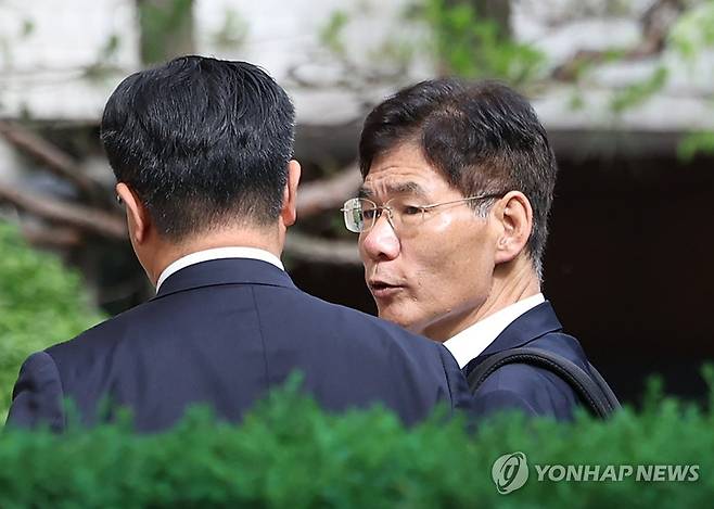 종합특검 출석한 안성식 전 해경 기획조정관 (과천=연합뉴스) 이진욱 기자 = 계엄에 해양경찰청을 조직적으로 가담시키려 한 의혹이 제기돼 해임된 안성식 전 해경 기획조정관이 1일 내란 부화수행 혐의 피의자 조사를 받기 위해 경기도 과천 2차종합특검에 출석하고 있다. 2026.6.1 cityboy@yna.co.kr