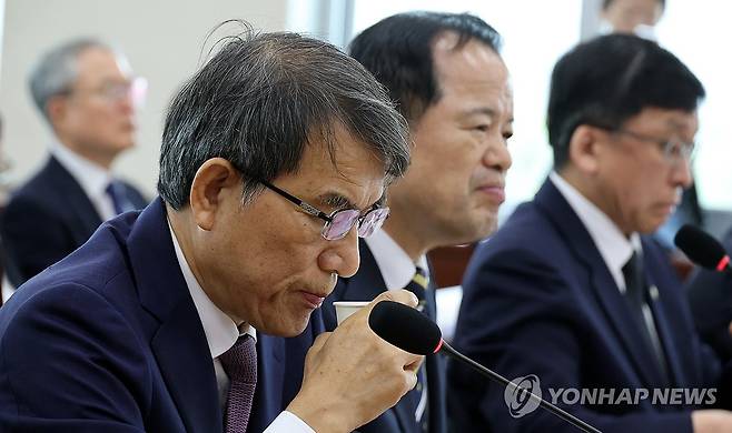 목 축이는 노태악 전 선관위원장 (서울=연합뉴스) 이동해 기자 = 노태악 전 중앙선거관리위원장이 1일 국회에서 열린 '제9회 전국동시지방선거 투표용지 부족 사태 등 국민 참정권 침해 진상규명 및 선거관리 개혁을 위한 국정조사 특별위원회' 제3차 전체회의에서 물을 마시고 있다. 2026.7.1 eastsea@yna.co.kr
