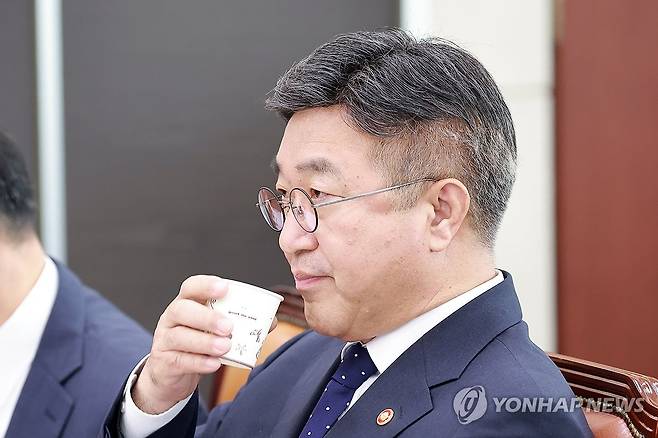 목 축이는 윤호중 행안장관 (서울=연합뉴스) 신현우 기자 = 윤호중 행정안전부 장관이 1일 국회에서 열린 '제9회 전국동시지방선거 투표용지 부족 사태 등 국민 참정권 침해 진상규명 및 선거관리 개혁을 위한 국정조사 특별위원회' 제3차 전체회의에서 물을 마시고 있다. 2026.7.1 nowwego@yna.co.kr