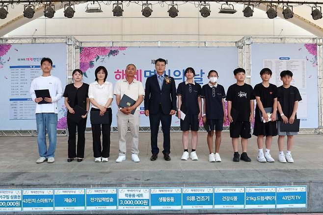 무안 해제면은 최근 지역 주민과 향우, 기관·사회단체장 등 1천여 명이 참석한 가운데 면민의 날 행사를 개최했다./무안군 제공