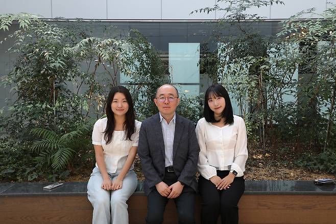 텍스트 워터마킹 기술 ‘BREW’를 개발한 DGIST 김영식 교수(가운데)와 김호은 대학원생(왼쪽), 김조은 대학원생(오른쪽)./ DGIST제공