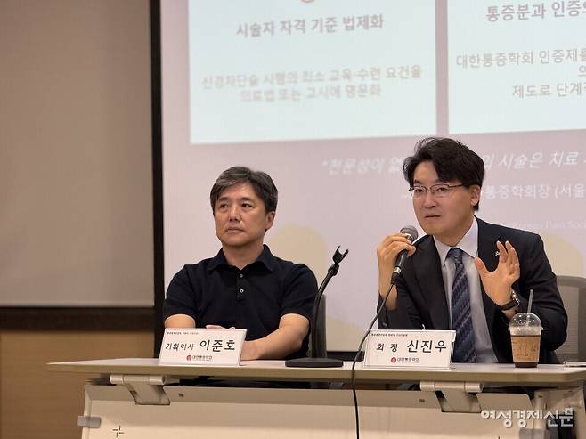1일 통증분과인증의 현판식 기자간담회에서 대한통증학회 신진우 회장(오른쪽)과 이준호 기획이사가 발언하고 있다. /김정수 기자