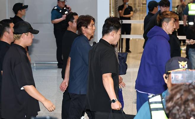 출처:연합뉴스 / 귀국하는 홍명보 전 감독