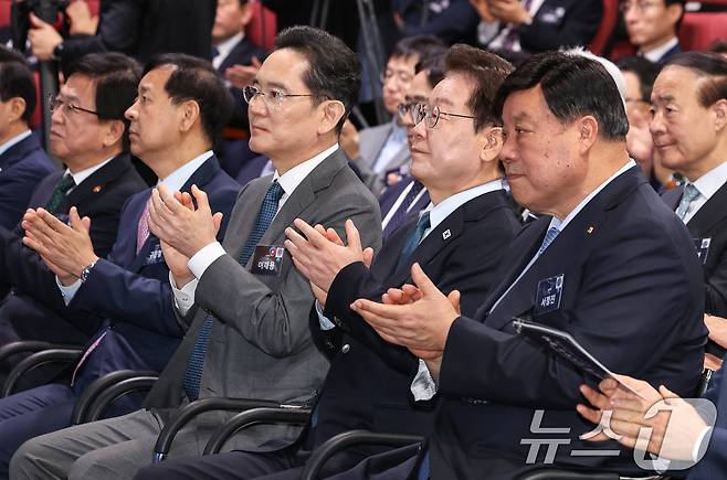 이재명 대통령과 이재용 삼성전자 회장, 서정진 셀트리온 회장이 2일 충남 아산에서 열린 충청권 첨단산업 발전비전 국민보고회에서 박수를 치고 있다. 2026.7.2 ⓒ 뉴스1 허경 기자