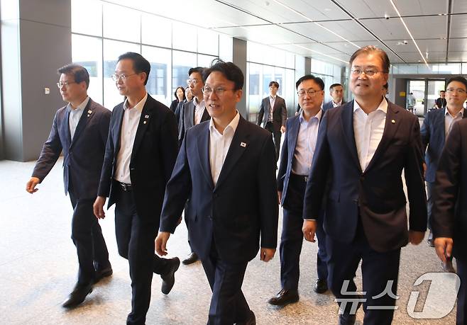 김민석 전 국무총리가 2일 오후 충북 청주시 SK 하이닉스 청주4캠퍼스에 들어서고 있다. (공동취재) 2026.7.2 ⓒ 뉴스1 황기선 기자