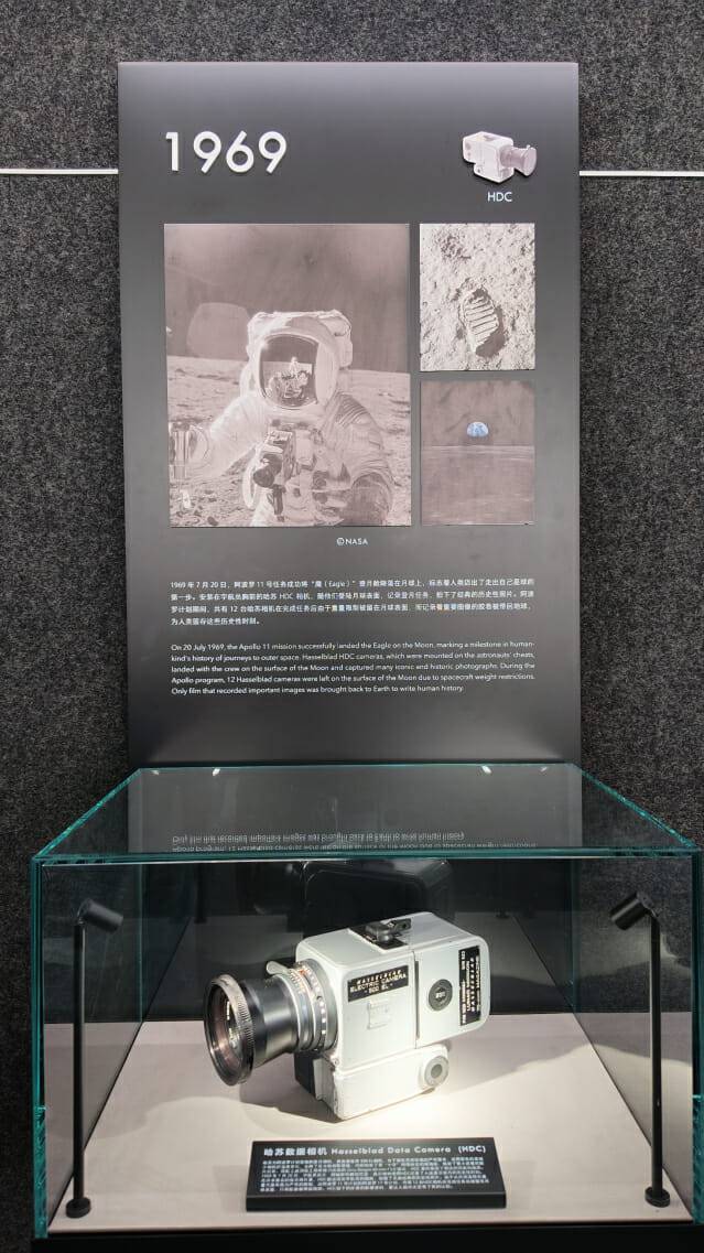 DJI의 카메라 기술의 근간이 되고 있는 핫셀블라드의 카메라. 지난 1969년 아폴로 11호가 달에 착륙했을 당시에 사용된 카메라 기종이 전시돼 있다(사진=지디넷코리아)