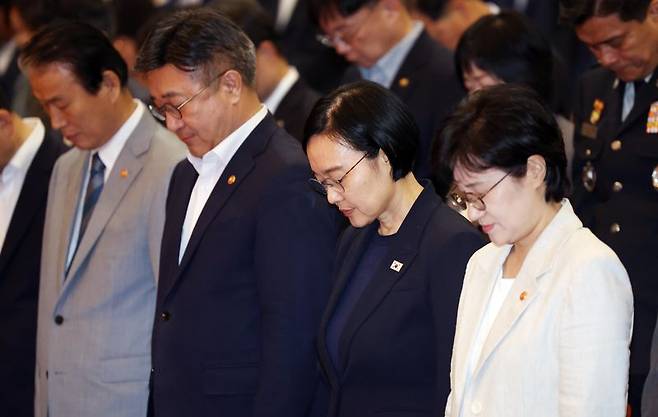 한성숙 국무총리가 2일 오전 세종시 정부세종청사에서 열린 취임식에서 묵념하고 있다. 뉴시스