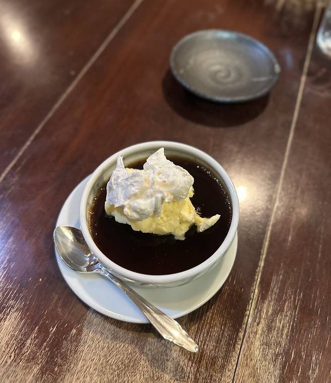 커피젤리를 처음 먹어봤습니다. 아래에는 쌉싸름한 커피젤리, 위에는 아이스크림과 휘핑크림이 올라가 있습니다. 왜 이제야 먹어봤을까요. 이 음식은 어떻게 태어났을까요. 일본 삿포로에 다시 가고 싶은 이유가 하나 늘었습니다. 2025년 10월 일본 삿포로 ‘마크 커피 클럽’(Mark Coffee Club). 박은지 제공