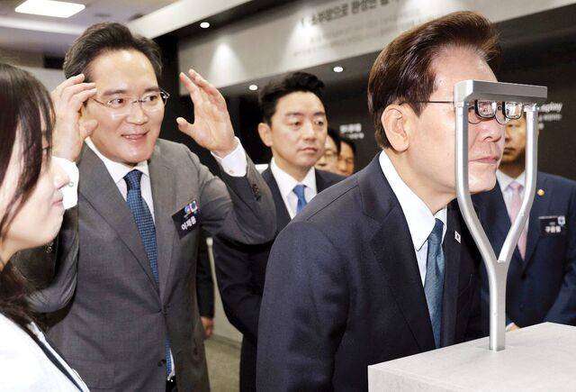 이재명 대통령이 2일 충남 아산 삼성디스플레이 아산캠퍼스에서 열린 ‘충청권 첨단산업 발전비전 국민보고회’에 앞서 증강현실(AR) 글라스를 체험하고 있다. 이재용 삼성전자 회장이 뒤에서 기능을 설명하고 있다. 아산=김지훈 기자