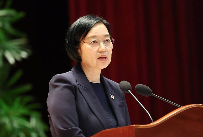한성숙 국무총리가 2일 정부세종청사에서 열린 취임식에 참석해 취임사를 전하고 있다. 연합뉴스