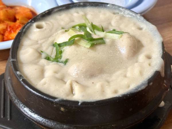독창적인 맛과 조리법으로 살아남은 서울 삼계탕 명가 4곳을 소개한다. 사진은 원조호수삼계탕의 삼계탕. /사진=다이어리알