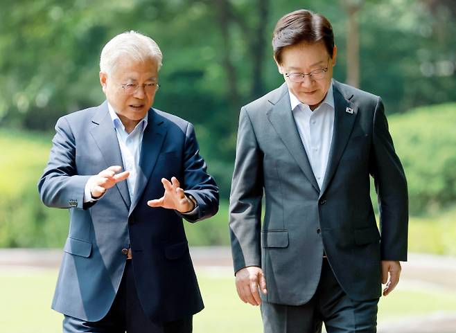 이재명 대통령과 문재인 전 대통령이 1일 청와대에서 오찬을 하기 위해 상춘재로 이동하며 대화하고 있다. / 사진=뉴시스
