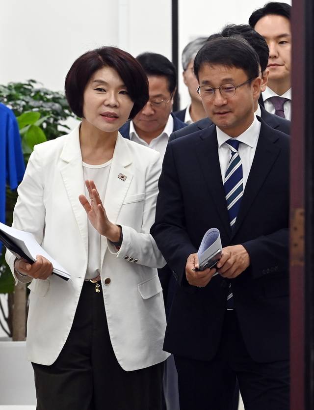 대화하는 한정애·한병도 : 한병도(오른쪽) 더불어민주당 당대표 직무대행 겸 원내대표가 2일 오전 국회에서 열린 정책조정회의를 주재하기 위해 한정애(왼쪽) 정책위의장 등 당 지도부와 함께 회의장으로 들어서고 있다. 곽성호 기자
