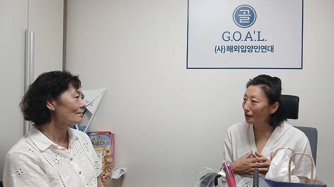 루이스 해외입양인연대 사무총장과 진복순 씨 (서울=연합뉴스) 박현수 기자 = 1일 덴마크 입양동포 진복순(오른쪽) 씨가 루이스 린더버그 해외입양인연대 사무총장에게 입양 과정을 설명하고 있다. 2026. 7. 1. phyeonsoo@yna.co.kr