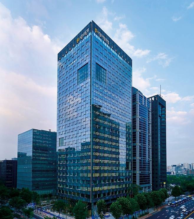 KB금융 회장후보추천위원회가 회의를 열어 차기 회장 후보 6명을 확정했다. 사진은 KB금융지주 사옥./제공 = KB금융지주