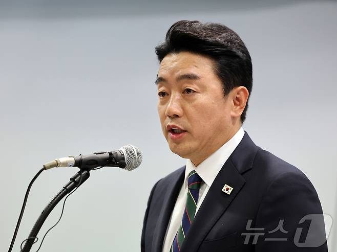 강훈식 대통령 비서실장이 15일 오후 서울 마포구 연세대학교 김대중도서관에서 열린 '6·15남북정상회담 26주년 기념식 및 특별강연'에서 이재명 대통령의 축사를 대독 하고 있다. 2026.6.15 ⓒ 뉴스1 황기선 기자