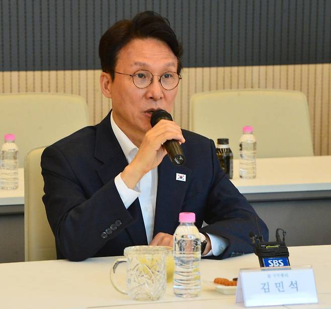 김민석 전 국무총리가 2일 충북 SK하이닉스 청주4캠퍼스 수펙스센터를 방문해 모두발언하고 있다. 청주=뉴시스