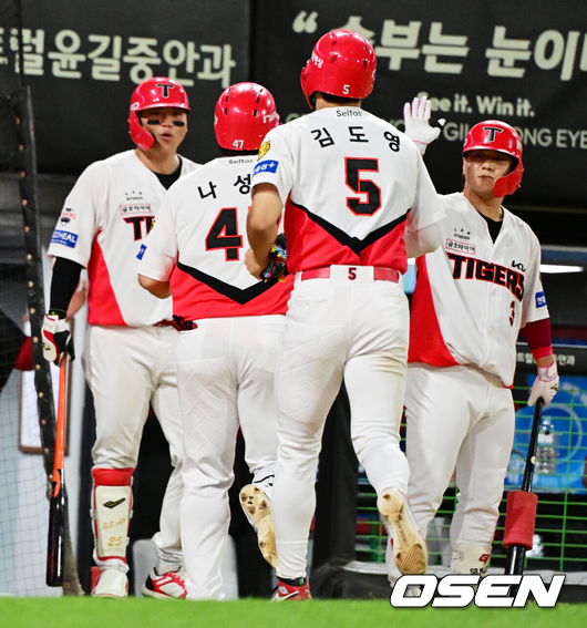 KIA 이범호 감독이 홈런을 날린 나성범을 축하하고 있다./OSEN DB