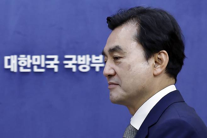 안규백 국방부 장관이 지난달 26일 오전 서울시 용산구 국방부 브리핑룸으로 드론작전사령부 개편 및 국방 드론·대드론 발전 정책 발표를 위해 입장하고 있다. 뉴스1