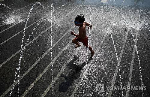 워싱턴DC에 찾아온 폭염 (AFP=연합뉴스) 2일(현지시간) 미국 워싱턴DC 조지타운 워터프론트 공원 분수대에서 한 아이가 더위를 식히고 있다. 2026.7.2