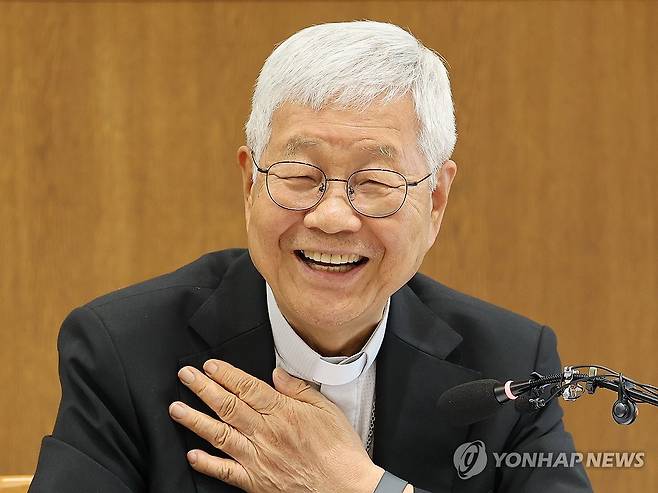 활짝 웃는 유흥식 추기경 (서울=연합뉴스) 이재희 기자 = 교황청 성직자부 장관인 유흥식 추기경이 3일 서울 광진구 한국천주교중앙협의회에서 열린 방한 기자간담회에서 인사말을 하고 있다. 2026.7.3 scape@yna.co.kr