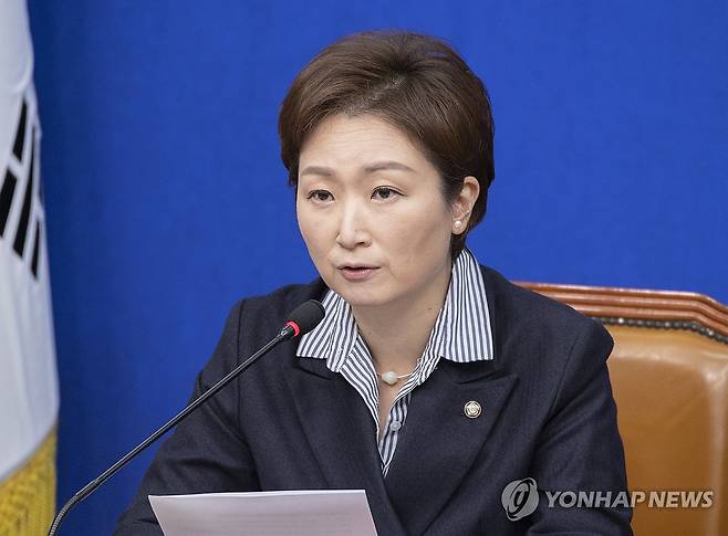 최고위원회의에서 발언하는 이언주 최고위원 (서울=연합뉴스) 황광모 기자 = 더불어민주당 이언주 최고위원 13일 국회에서 열린 최고위원회의에서 발언하고 있다. 2026.4.13 hkmpooh@yna.co.kr