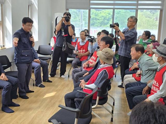 ◇김성환 기후에너지환경부 장관이 4일 홍천군 화촌면 풍천2리 마을회관을 방문해 홍천양수발전소 반대 주민들과 간담회를 가졌다. 사진=신하림기자