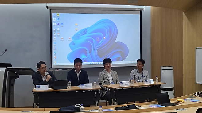 3일 서울 관악구 서울대에서 열린 아시아재무학회 국제학술대회에서 김우찬 고려대 경영대 교수(가장 왼쪽)이 특별세션 중 패널토론을 진행하고 있다.