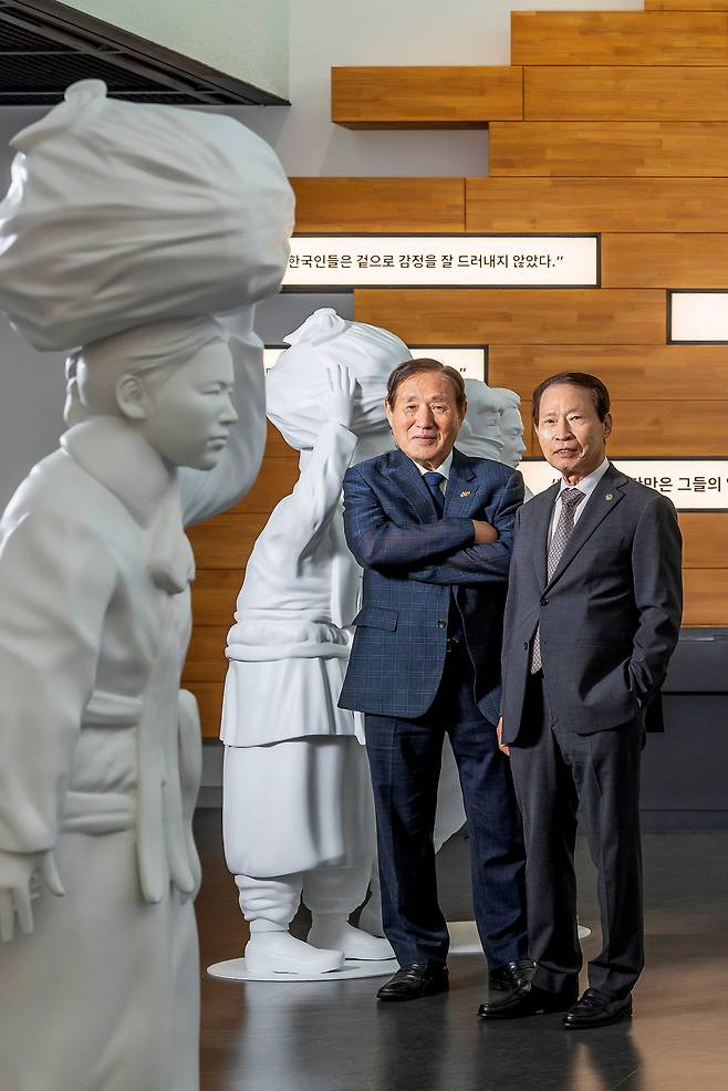 ‘김치 5호’ 이경필(왼쪽)씨와 ‘김치 1호’ 손양영씨가 경남 거제시 흥남철수기념공원에 조성된 기념관 안에 서 있다. /양수열 영상미디어 기자