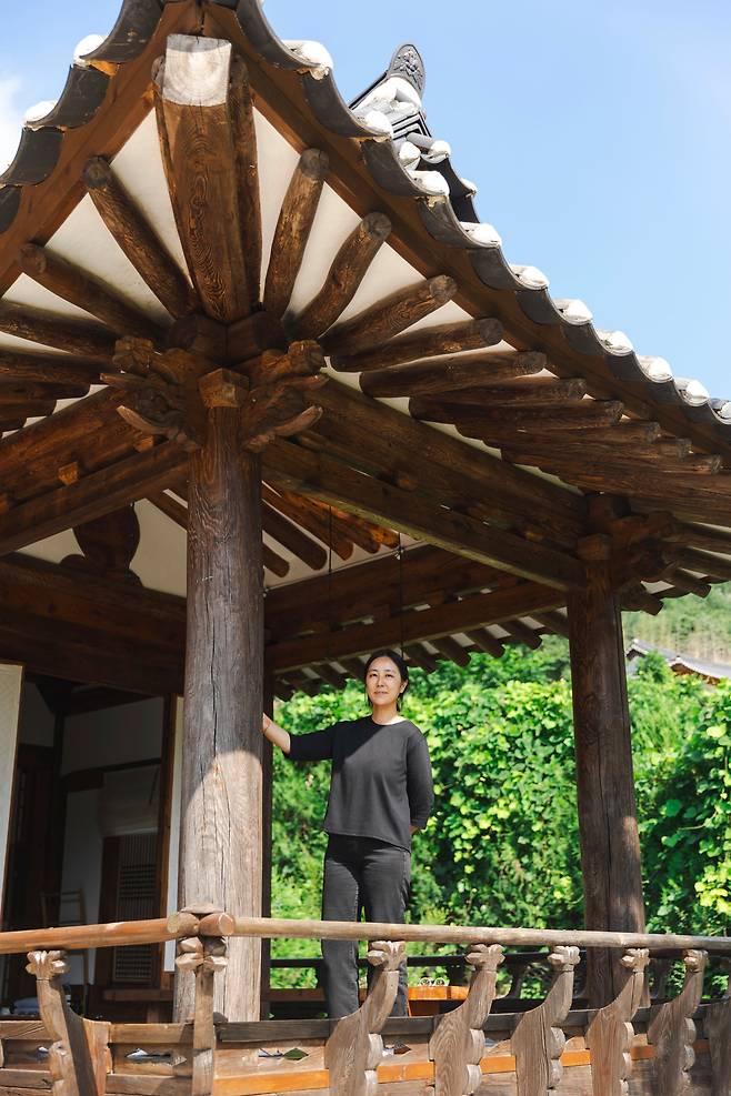 "미국 유학 시절에 한옥의 아름다움과 가치를 더욱 절실히 깨닫게 됐다"는 소양고택'의 이문희 대표<사진>는 "'여일루'의 경우 90% 이상 원형 그대로 복원한 고택"이라며 "나무기둥, 문고리 하나도 모두 살려냈다"고 했다. / 이건송 영상미디어 기자