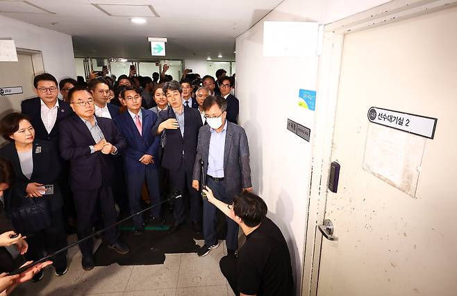 6·3 지방선거 투표용지 부족 사태를 조사 중인 윤상현 국회 국정조사특별위원회 위원장을 비롯한 위원들이 2일 서울 송파구 올림픽공원 내 개표소 내부를 둘러보고 있다. /뉴스1
