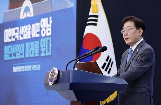 이재명 대통령이 3일 경남 진주에서 열린 ‘영남권 첨단산업 발전비전 국민보고회’에 참석해 축사를 하고 있다. 이 대통령은 구미 산단의 전자산업, 울산의 자동차·조선·석유화학, 포항의 철강 등을 언급하며 “영남은 대한민국 산업의 산실이자 산업화의 불꽃이 처음 타오른 곳”이라고 치켜세웠다. 청와대사진기자단