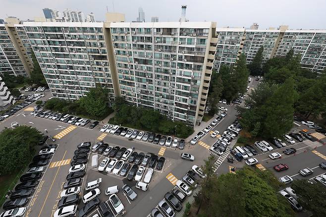서울 강남구가 지난 7월 2일 대치동 은마아파트 재건축정비사업 사업시행계획을 인가했다. 조합은 2028년 착공을 목표로 재건축 사업을 추진한다. 사진은 이날 서울 강남구 은마아파트의 모습. (연합뉴스)