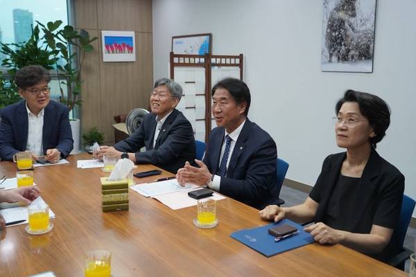 더불어민주당 이기헌(고양병) 의원과 국토부 및 교육부 관계자, 대안교육연대 및 고양자유학교 관계자 등이 참석한 가운데 대안교육기관 관련 제도 정비를 위한 간담회가 열리고 있다. 이 의원은 지난해부터 7개월간 협의를 진행한 끝에 건축법 상 용도가 명시되지 않아 법의 사각지대에 놓여있는 대안교육기관 관련 조항을 정비하기로 하고 최근 최종 간담회를 가졌다고 밝혔다. /이기헌 국회의원실 제공