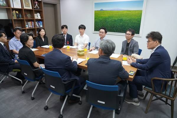 더불어민주당 이기헌(고양병) 의원과 국토부 및 교육부 관계자, 대안교육연대 및 고양자유학교 관계자 등이 참석한 가운데 대안교육기관 관련 제도 정비를 위한 간담회가 열리고 있다. 이 의원은 지난해부터 7개월간 협의를 진행한 끝에 건축법 상 용도가 명시되지 않아 법의 사각지대에 놓여있는 대안교육기관 관련 조항을 정비하기로 하고 최근 최종 간담회를 가졌다고 밝혔다. /이기헌 국회의원실 제공
