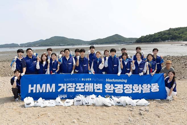 지난 3일 인천 영종도 거잠포해변 일대에서 진행된 반려해변 정화활동에 참여한 HMM 신입사원들과 임직원들이 기념 촬영을 하고 있다.(사진=HMM)