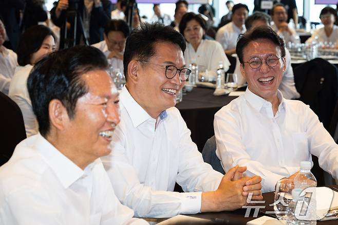 정청래 전 더불어민주당 대표와 송영길 전 대표, 김민석 전 총리가 지난 3일 서울 용산구 서울드래곤시티에서 열린 22대 후반기 국회 대비 더불어민주당 국회의원 워크숍에서 미소 짓고 있다. 2026.7.3 ⓒ 뉴스1 유승관 기자