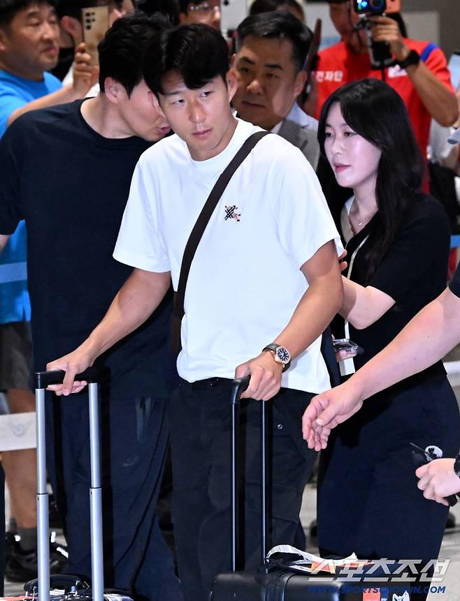 2026 북중미 월드컵을 마친 손흥민이 1일 인천공항을 통해 귀국했다. 입국장으로 들어서는 손흥민의 모습. 인천공항=허상욱 기자wook@sportschosun.com/2026.07.01/