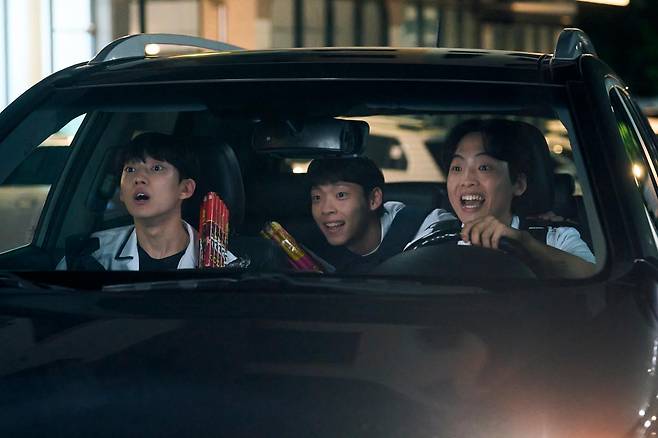 넷플릭스 드라마 '참교육' 6화에 등장하는 비행 청소년들이 훔친 차량을 몰며 거리를 질주하고 있다. 극중 만 14세 미만인 이들은 범죄를 저질러도 형사 처벌 대상이 아닌 촉법소년 신분임을 악용한다. 넷플릭스 제공